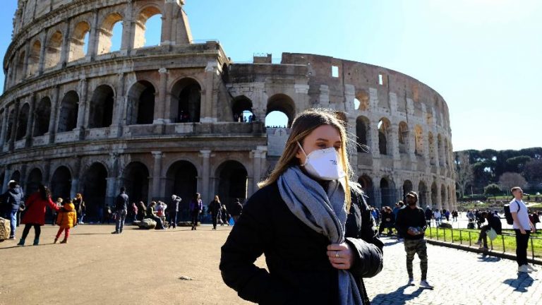 Itália dispensará uso obrigatório de máscara ao ar livre a partir do dia 28