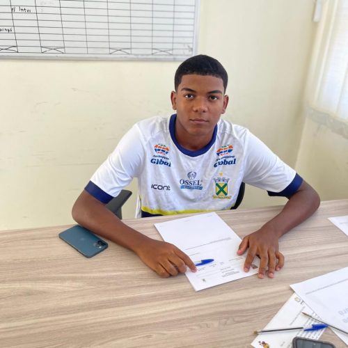 Jovem promessa do futebol brasileiro, Adalberto Santos Pereira Filho, assina contrato profissional com o Santo André