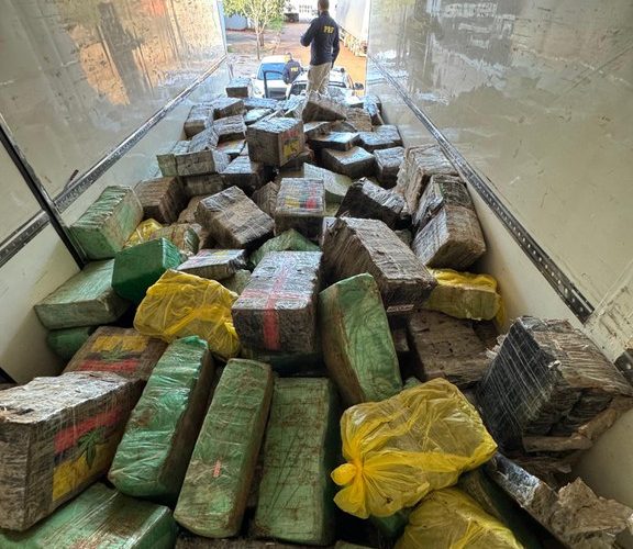 Polícia Rodoviária Federal surpreende e apreende toneladas de maconha em mega operação